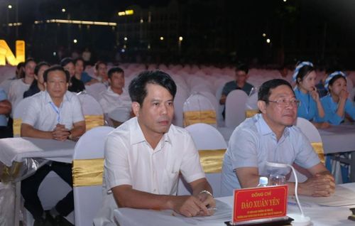 Đồng chí Đào Xuân Yên, Ủy viên Ban Thường vụ, Trưởng Ban Tuyên giáo và Dân vận Tỉnh ủy cùng các đại biểu dự buổi tổng duyệt.