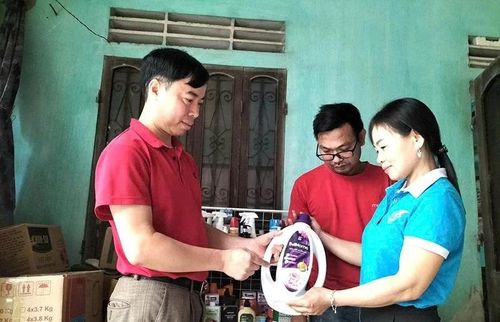 Anh Lê Duy Hưng (bên trái) tư vấn cho khách hàng.
