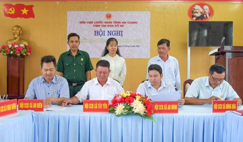 Đại diện Hội Cựu Chiến binh trong Cụm thi đua số 5 ký kết thi đua.