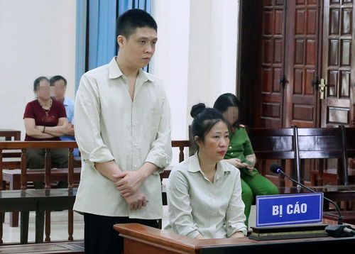 Hai bị cáo tại phiên tòa.