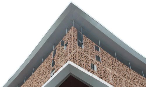 Một số tấm trang trí của nhà hát bị rơi, hỏng. 