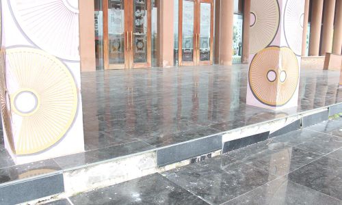  Gạch ốp lát khu vực bậc thềm công trình bị bung, vỡ. 
