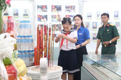 Dâng hương tri ân tại di tích K20. Ảnh: TRỌNG HUY