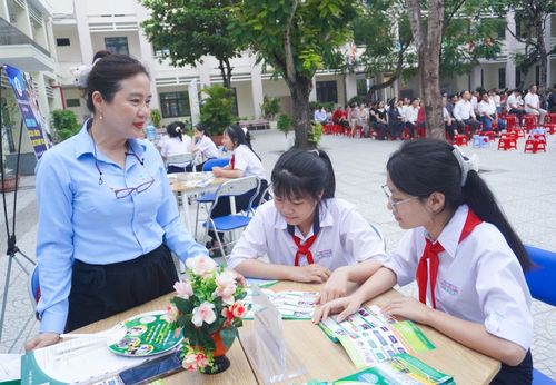Học sinh lớp 9 Trường THCS Nguyễn Bỉnh Khiêm tham gia buổi tư vấn tuyển sinh tại trường. Ảnh: NHẬT HẠ.