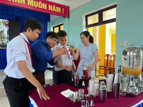 Học sinh Trường THCS Nguyễn Du (phường Hội An Đông) trải nghiệm nghề pha chế. Ảnh: NTCC.