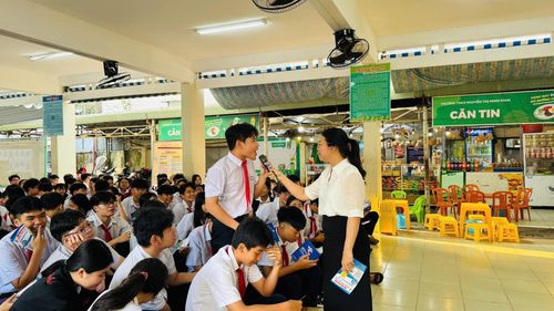 Học sinh Trường THCS Nguyễn Thị Minh Khai (phường Thanh Khê) trao đổi, tìm hiểu các thông tin tuyển sinh do các trường cao đẳng, trung cấp triển khai. Ảnh: NHẬT HẠ