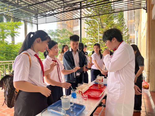 Thông qua các hoạt động tư vấn, tham quan trải nghiệm nghề, giúp học sinh hiểu rõ hơn về định hướng học tập trong tương lai. Ảnh: NHẬT HẠ.