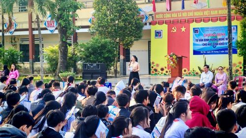 Học sinh Trường THCS Phạm Văn Đồng (xã Bà Nà) trong buổi tư vấn định hướng nghề nghiệp cho học sinh khối 9. Ảnh: CAO MINH.