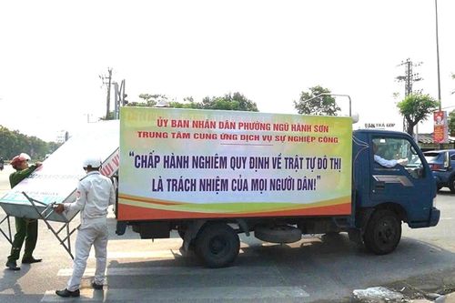 Lực lượng chức năng phường kiên quyết xử lý các vi phạm về trật tự đô thị. Ảnh: NGỌC HÀ