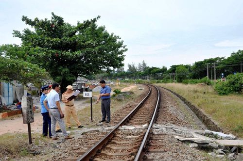 Cảnh sát giao thông phối hợp với ngành đường sắt xóa lối đi tự mở. Ảnh: P.GIANG