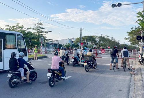 Cảnh sát giao thông chốt chặn, tuần tra tại các điểm giao cắt với đường sắt. Ảnh: P.GIANG
