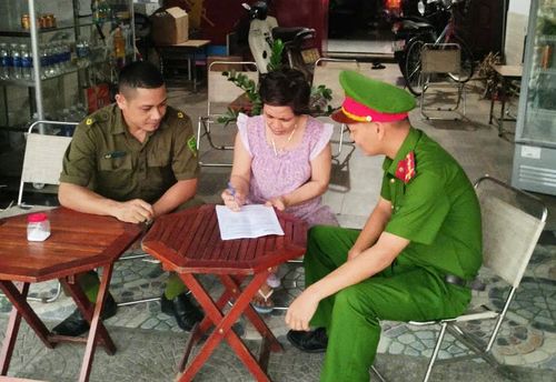 Ông Lang Thái Hậu, Tổ phó Tổ an ninh cơ sở thôn Dung, xã Thạnh Mỹ (bên trái) phối hợp công an xã tuyên truyền pháp luật đến người dân. Ảnh: Công an xã Thạnh Mỹ