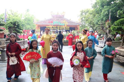 Trình diễn áo dài “Sắc sưa Hương Trà - Duyên dáng phụ nữ Việt Nam” tại Đình làng Hương Trà. Ảnh: HOÀNG LIÊN