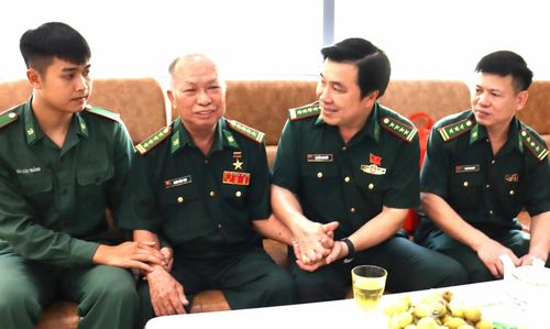 Đại tá, Anh hùng Lực lượng vũ trang nhân dân Đoàn Văn Thái kể chuyện chiến đấu với cán bộ, chiến sĩ Bộ đội Biên phòng tỉnh. Ảnh: Nguyệt Hà