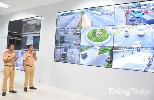 Vận hành hệ thống giám sát phương tiện vi phạm giao thông. Ảnh: Lê Hoài