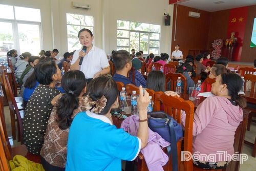 Đại diện doanh nghiệp trực tiếp giải đáp thắc mắc của người lao động về nhu cầu tuyển dụng, chế độ và điều kiện làm việc tại hội thảo.