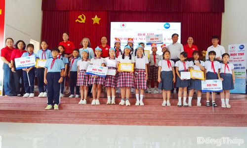 Ban Tổ chức trao giải cho các đội thi xuất sắc tại hội thi.