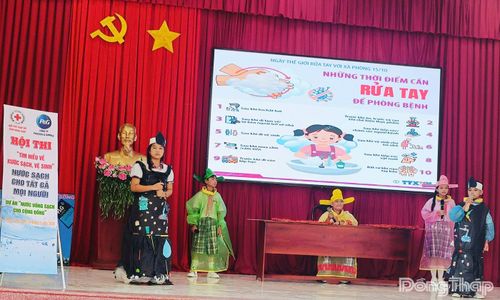 Các em học sinh thể hiện phần thi chào hỏi thông qua hình thức hò vè, tiểu phẩm truyền thông về nước sạch.