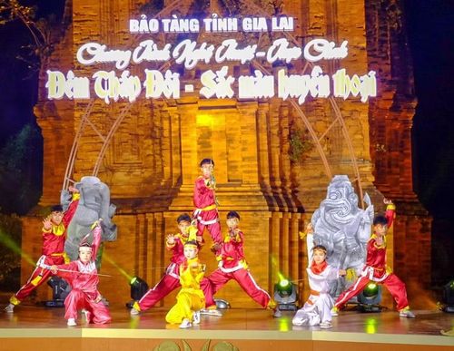  Biểu diễn võ cổ truyền Bình Định tạo điểm nhấn trong chương trình tại tháp Đôi. Ảnh: N.N 