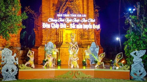  Tiết mục múa Chăm cung đình trong chương trình tại tháp Đôi. Ảnh: N.N 