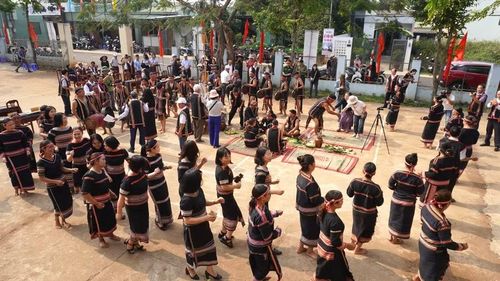  Bà con, bạn bè, dân làng cùng uống rượu ghè chúc mừng đôi trẻ. Ảnh: Chu Hằng 