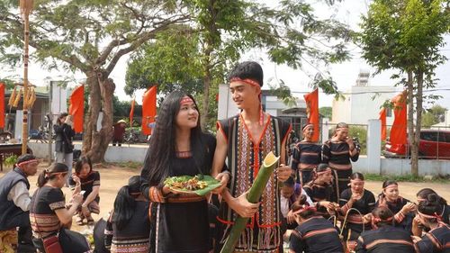  Em Siu H’Trâm và em Ksor Ân trong vai cô dâu và chú rể tại buổi phục dựng lễ cưới hỏi. Ảnh: Chu Hằng 