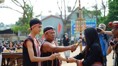 Cô dâu và chú rể đeo vòng cưới cho nhau, chính thức nên vợ chồng theo phong tục truyền thống. Ảnh: Chu Hằng 