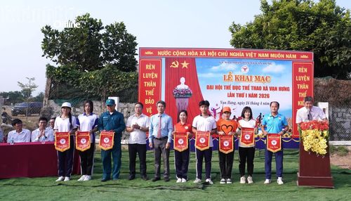Lãnh đạo xã Vạn Hưng tặng cờ lưu niệm cho đại diện các đơn vị tham gia đại hội.