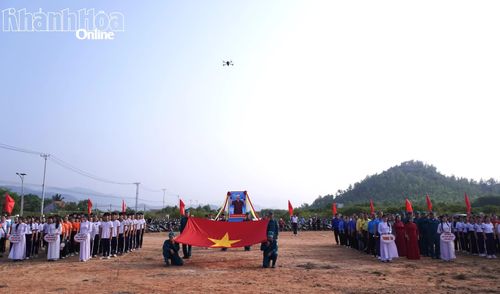 Nghi thức chào cờ tại lễ khai mạc.