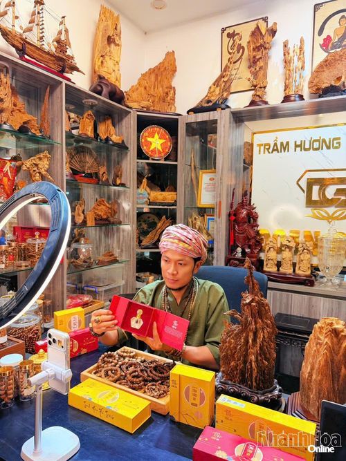 Ông Đặng Trung Đoan - chủ cơ sở Trầm hương Đặng Gia Khánh Hòa livestream bán hàng.