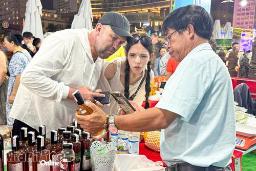 Ông Nguyễn Đình Quang - Giám đốc Công ty TNHH Sản xuất và Thương mại Nông sản Thái Thuận giới thiệu sản phẩm trên sàn thương mại điện tử với du khách.
