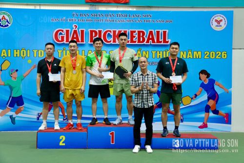 Ban Tổ chức trao giải nhất, nhì, ba cho các vận động viên xuất sắc ở nội dung đôi nam
