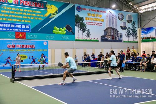 Trận chung kết nội dung đôi nam nữ giữa đơn vị Công an tỉnh và đơn vị cụm Hữu Lũng