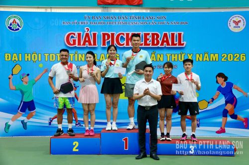 Ban Tổ chức trao giải nhất, nhì, ba, cho các vận động viên xuất sắc ở nội dung đôi nam nữ