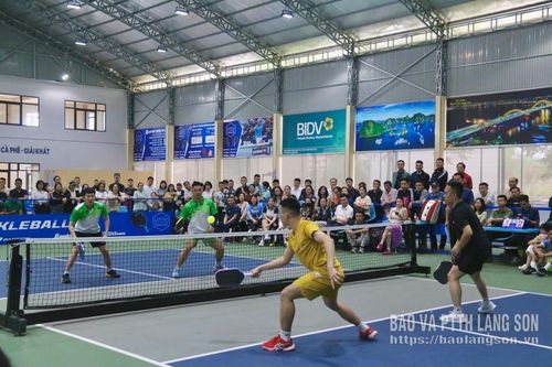 Trận chung kết nội dung đôi nam giữa đơn vị cụm Lộc Bình và đơn vị phường Kỳ Lừa