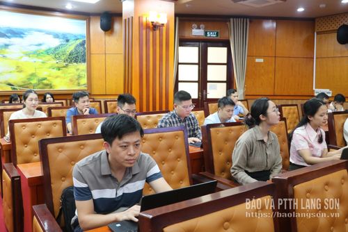 Các đại biểu tham gia hội nghị tập huấn tại điểm cầu cấp tỉnh thực hành truy cập và sử dụng hệ thống phần mềm nghiệp vụ HĐND các cấp