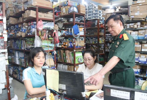 Dù tuổi đã cao, cựu chiến binh Hoàng Thế Bảo vẫn tham gia quản lý hoạt động kinh doanh.