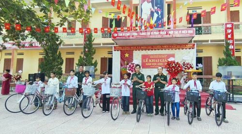 Hội Doanh nhân Cựu chiến binh trao xe đạp cho các học sinh hoàn cảnh khó khăn có thành tích trong học tập.