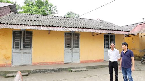 Lãnh đạo nhà trường trao đổi cùng đơn vị thi công các hạng mục sẽ được nâng cấp.