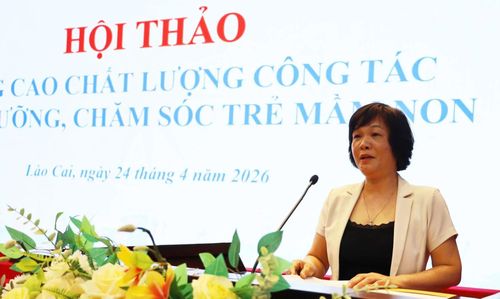 Bà Tô Thị Ánh - Phó Giám đốc Sở Giáo dục và Đào tạo tỉnh Lào Cai phát biểu tại hội thảo.