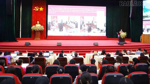 Đại diện Phòng Giáo dục mầm non trình bày báo cáo tại hội thảo.