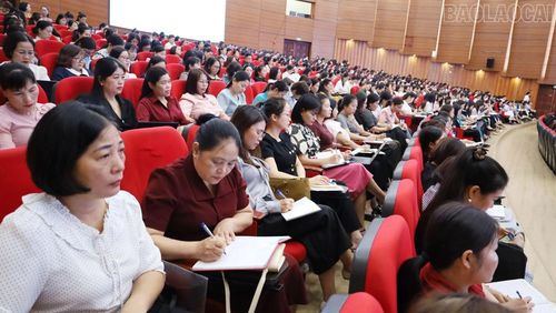 Các đại biểu lắng nghe, ghi chép và tiếp thu các nội dung tại hội thảo.
