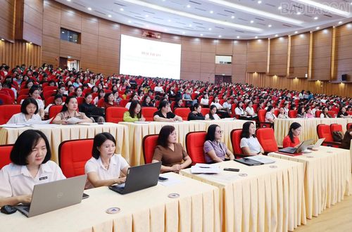 Các đại biểu tham dự hội thảo.
