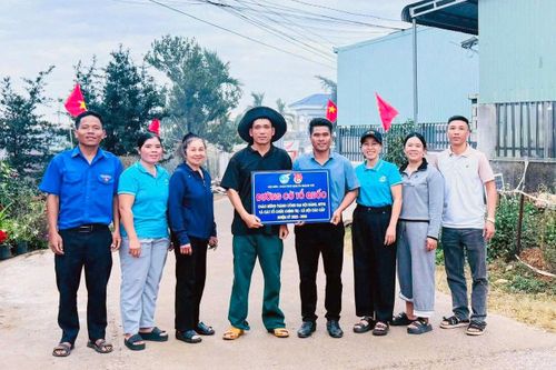 Đường cờ Tổ quốc ở bon Ka La Dạ