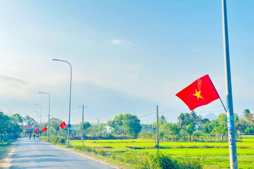 Những lá cờ đỏ sao vàng tung bay dọc tuyến đường, đã tạo nên diện mạo mới khang trang, rực rỡ