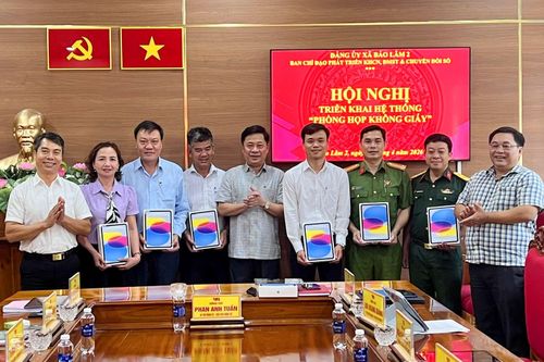 Bàn giao máy tính bảng cho các đồng chí đảng ủy viên để thực hiện nhiệm vụ lãnh đạo, chỉ đạo về công tác chuyển đổi số