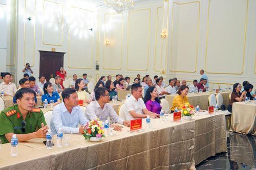 Đại diện các ban, ngành dự ra mắt mô hình check-in tại phường Tiến Thành