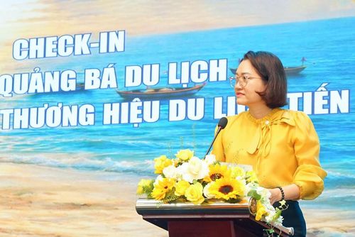 Bà Trần Thị Trung Trinh, Phó Chủ tịch UBND phường Tiến Thành phát động chiến dịch quảng bá du lịch