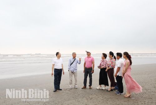 Đoàn công tác của Hiệp hội Du lịch tỉnh Ninh Bình khảo sát thực tế tại khu vực biển Thịnh Long.