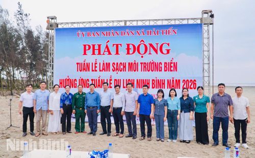 Chung tay làm sạch môi trường biển, tạo cảnh quan xanh - sạch - đẹp trước mùa du lịch.